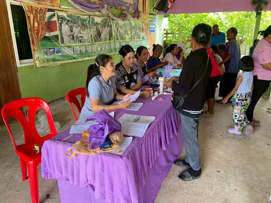 ลงพื้นที่อำนวยความสะดวกในรับชำระค่าภาษีที่ดินและชำระค่าน้ำประปา ณ ศาลาประจำหมู่บ้าน 