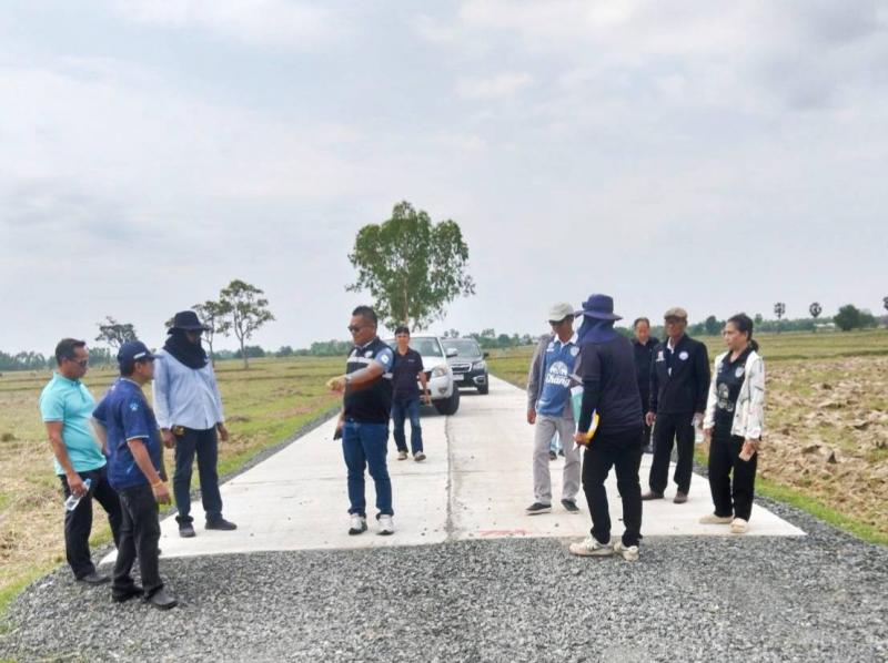 การลงพื้นที่ตรวจถนน "โครงการก่อสร้างถนนคอนกรีตเสริมเหล็ก หมู่ที่ ๕ บ้านโคกยาง - บ้านศรีภูมิ ตำบลศรีภูมิ" 
